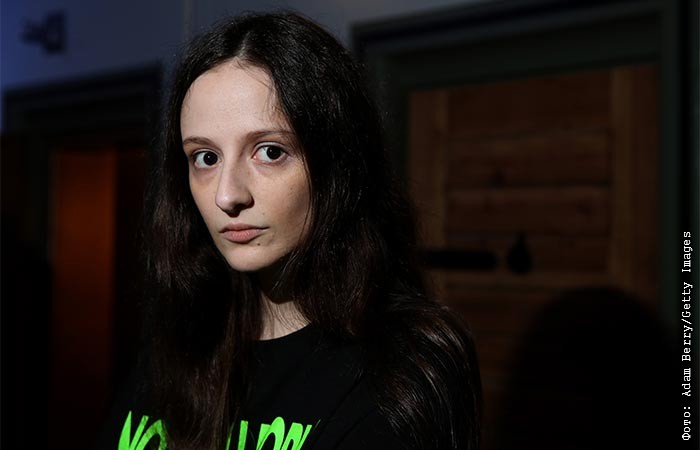 Участницу Pussy Riot Штейн заочно приговорили к шести годам за фейки о