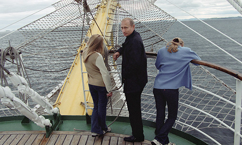 2002 год.  Владимир Путин с семьей на отдыхе во время морской прогулки.