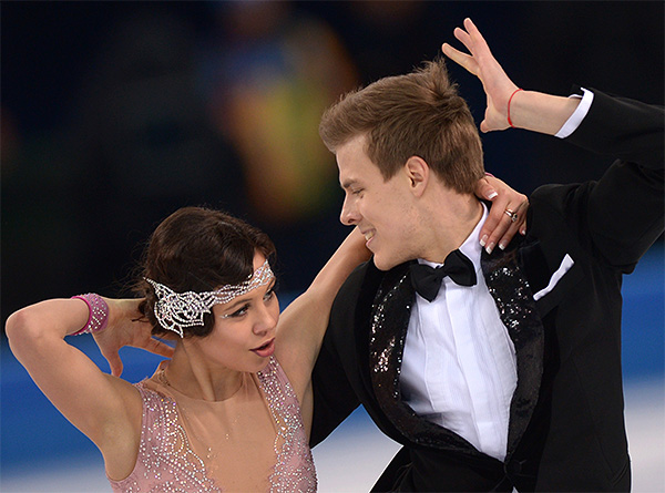 Елена Ильиных и Никита Кацалапов (Россия) выступают в короткой программе танцев на льду на соревнованиях по фигурному катанию на XXII зимних Олимпийских играх в Сочи.