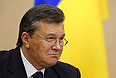 У Януковича нет ответа на вопрос, считает ли Путин его действующим президентом. Но он считает, что Россия не может быть безучастна к проблемам такого крупного партнера, как Украина. И Россия должна использовать все способы для того, чтобы предотвратить террор на Украине. При этом Янукович говорит, что он категорически против вторжения российских войск на территорию Украины.