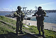 Военнослужащие на берегу в районе Севастопольской бухты.