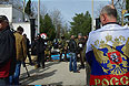 Представители сил самообороны Крыма и военнослужащие у штаба Военно-морских сил Украины.
