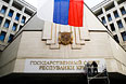 Рабочие устанавливают надпись "Государственный совет" вместо демонтированной вывески с названием "Верховная рада" на здание парламента Крыма.