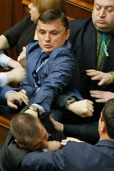 Драка произошла во время выступления руководителя фракции КПУ Петра Симоненко, который обвинил националистов в ситуации, которую переживает страна.