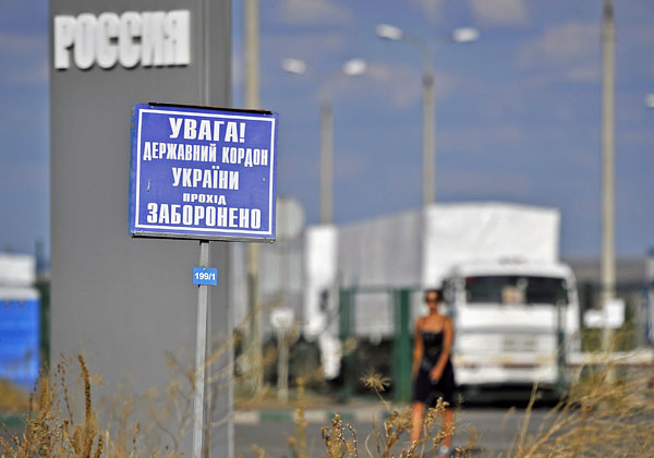 На КПП "Донецк", где стоит колонна автомобилей с гуманитарной помощью для жителей юго-востока Украины.