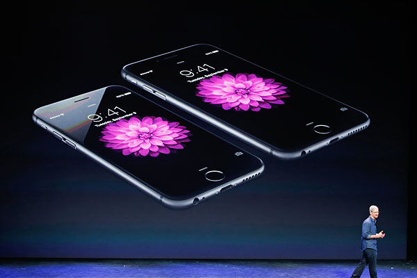 Глава компании Apple Тим Кук представляет iPhone 6 и iPhone 6 Plus.