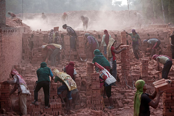 Рабочие на кирпичном заводе в Непале