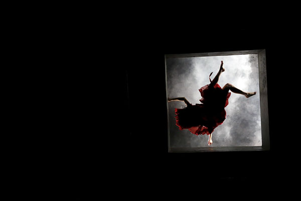 Танцовщица во время шоу Claraboia бразильского хореографа Морены Насименту. Сан-Паулу, Бразилия.