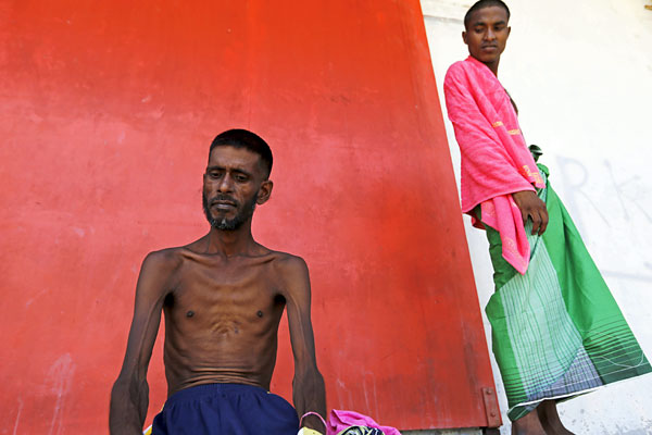 Мигранты из Бангладеша в индонезийском порту Куала Лангса