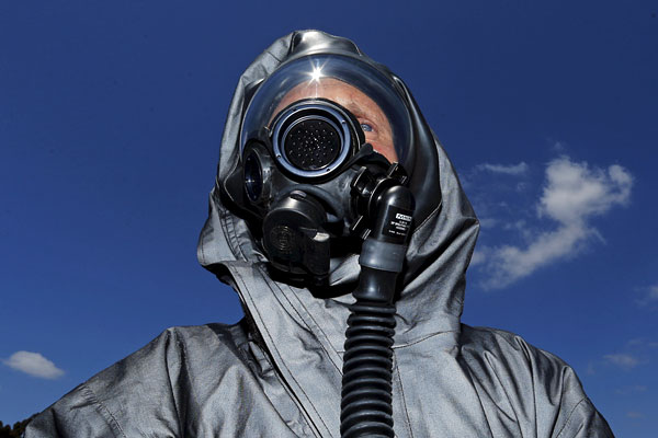 Спасатель в защитном костюме во время учений в Сан-Диего. США.