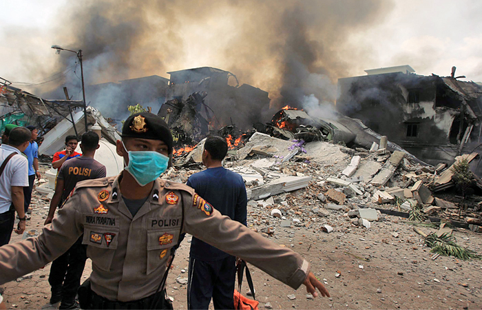 Крушение военного самолета в Индонезии