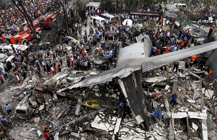 Крушение военного самолета в Индонезии