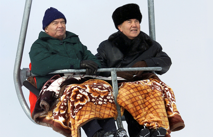 Президент Узбекистана Ислам Каримов и президент Казахстана Нурсултан Назарбаев на горнолыжном курорте Чимбулак.  2001 год.