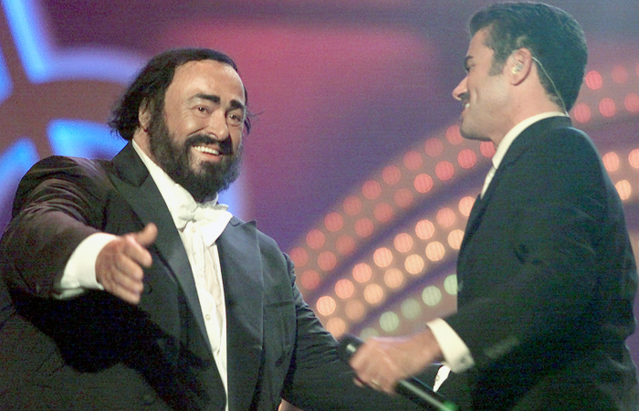 Выступление итальянского оперного певца Лучано Паваротти и Джорджа Майкла в Модене. Июнь 2000 года.