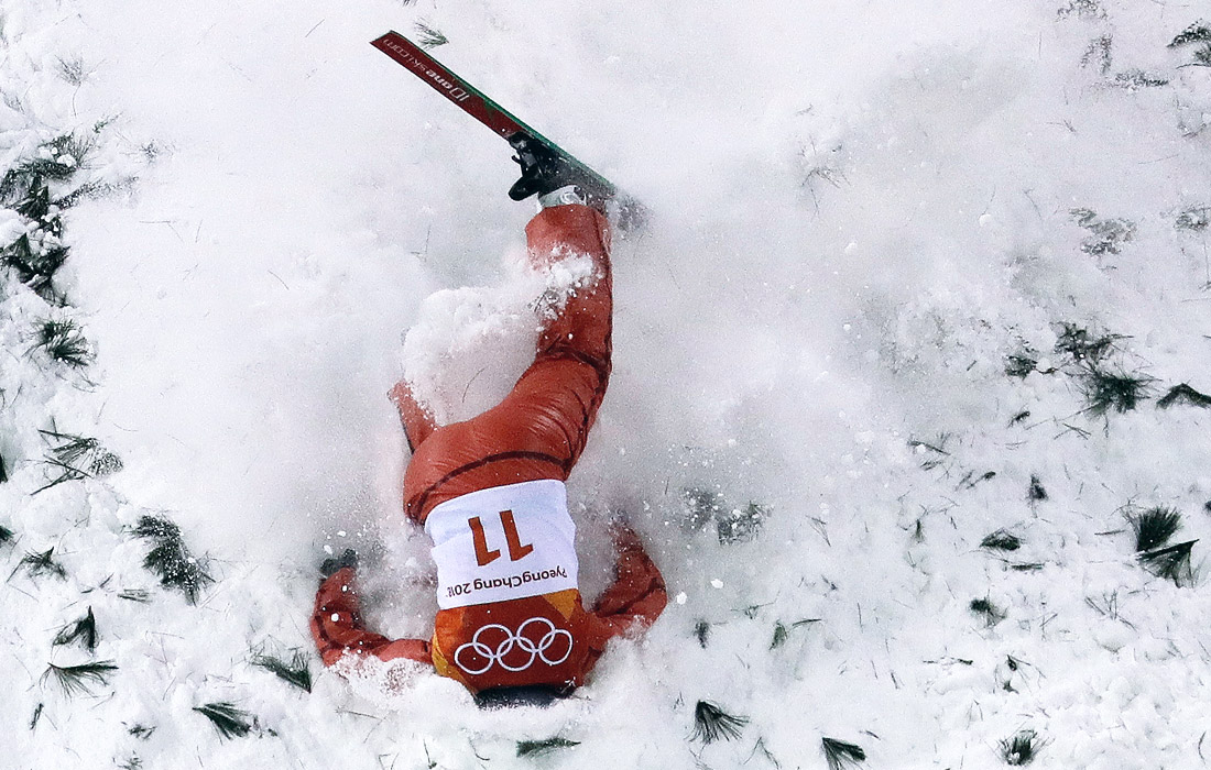 Падение белорусской спортсменки Аллы Цупер во время соревнований по лыжной акробатике среди женщин
