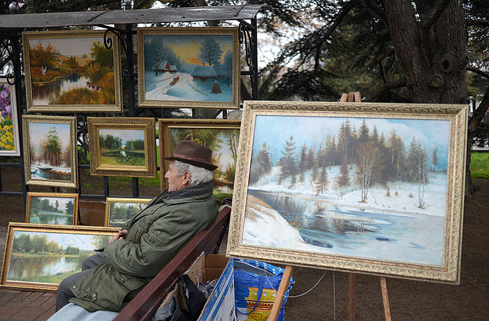 Мужчина продает картины на одной из улиц в Севастополе.