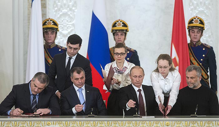 В Москве состоялось подписание договора между Россией и Крымом о принятии Крыма в состав РФ.