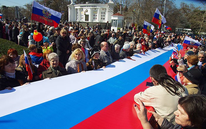 Участники акции "Флаг России в каждый дом" на площади Нахимова в Севастополе.