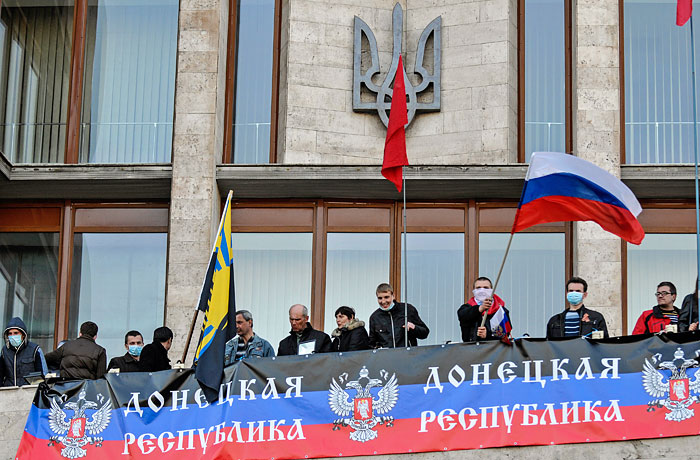 Протестующие у здания областной администрации в Донецке