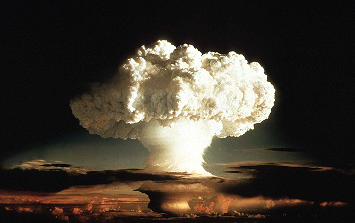 "Ядерный гриб", возникший на неназванном атолле после испытания первой водородной бомбы в США.