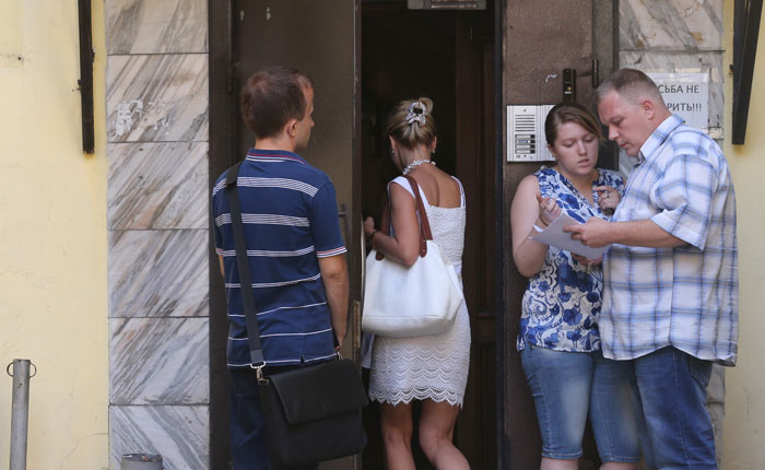 У входа в офис туристической фирмы группы компаний "Интаэр" 5 августа 2014 г.