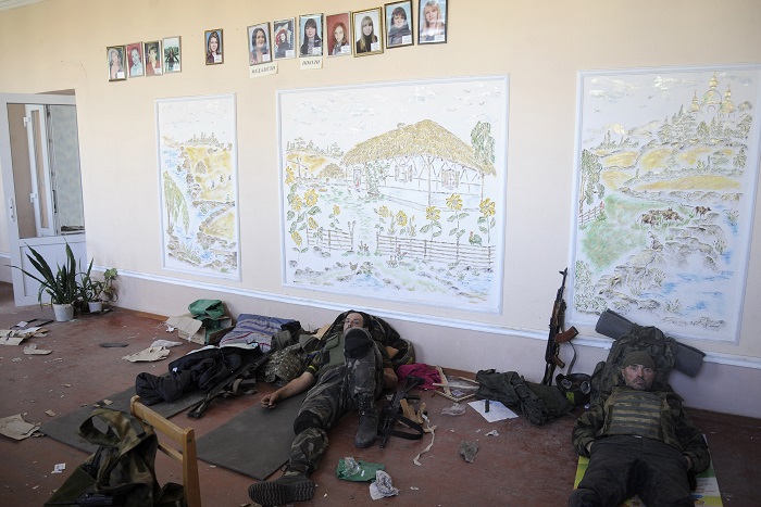 Украинские военные в здании школы. Иловайск.