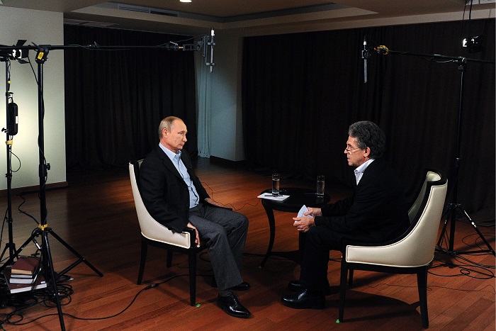 Владимир Путин (слева) во время интервью представителю немецкого телеканала ARD Хуберту Зайпелю
