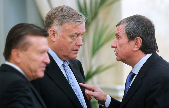 Президент РЖД Владимир Якунин (слева) и глава "Роснефти" Игорь Сечин