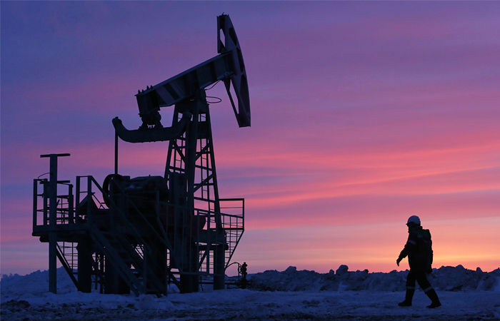 НЕФТЯНЫЕ ФЬЮЧЕРСЫ: Цена на нефть испытывают давление со стороны более сильного доллара