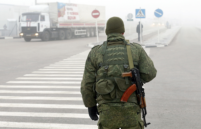 Военный на пропускном пункте украинско-российской границы