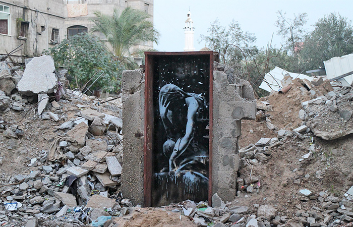 Граффити Бэнкси "Результаты бомбардировки"