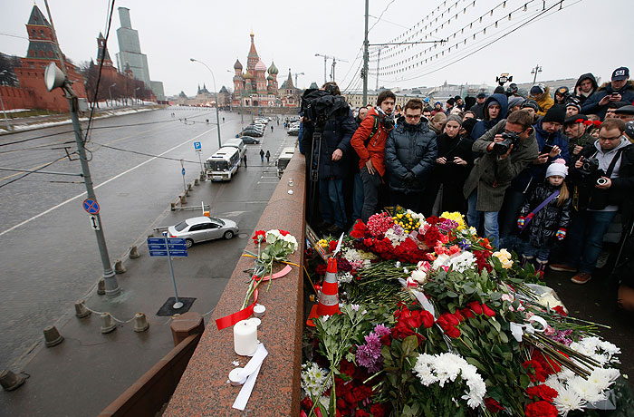 Люди на месте убийства Бориса Немцова в Москве.
