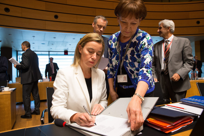 Министр иностранных дел Италии Федерика Могерини (слева) подписывает соглашение по кризису с мигрантами