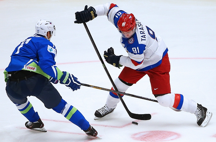 Игроки сборной Словении Жига Павлин (слева) и России Владимир Тарасенко.