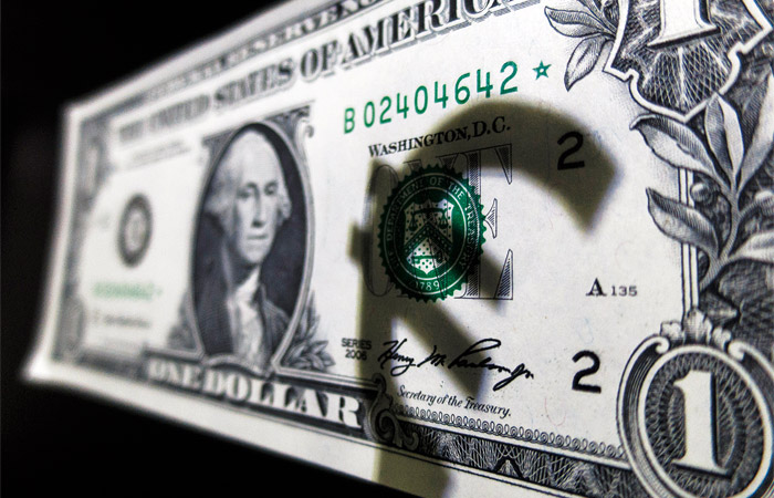 Доллар и евро снизились к рублю утром в среду