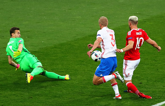 Россия уступает 0:2 Уэльсу после первого тайма на Евро-2016