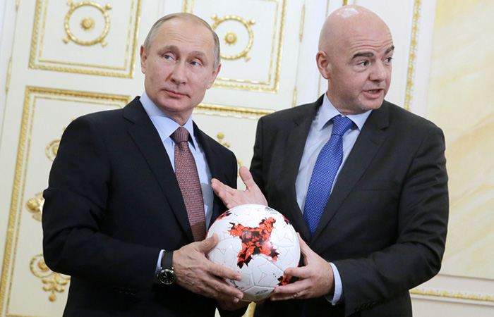 Глава ФИФА подарил Путину футбольный мяч "Красава"