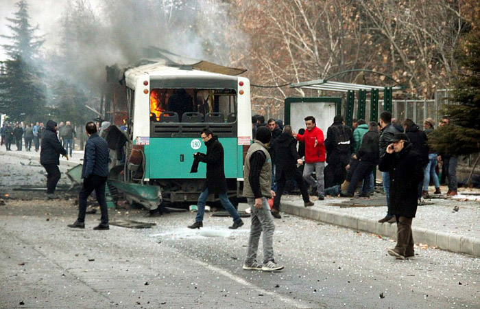 В Турции в результате взрыва автобуса с военными погибли 13 человек