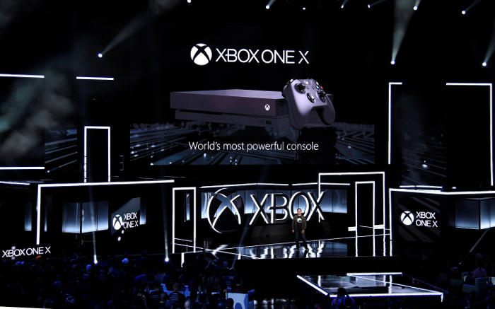 Microsoft представил неповторимую игровую приставку Xbox One X