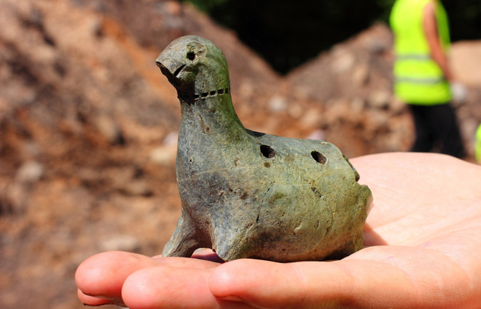 Археологи нашли игрушку - динозавра