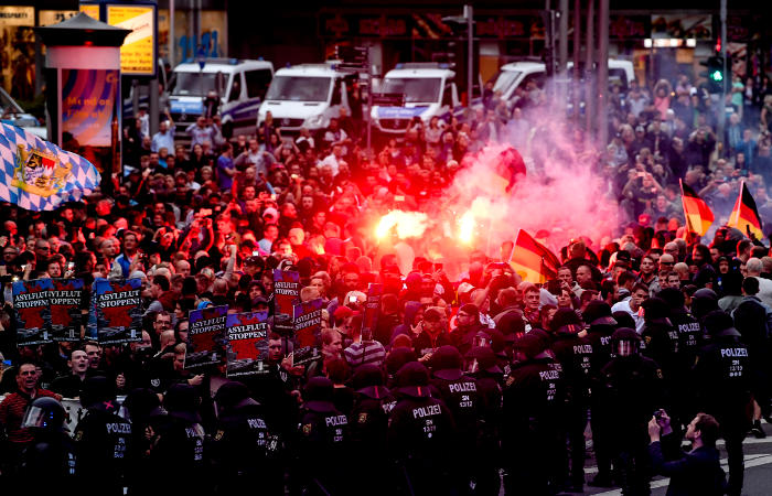В германском Хемнице протестующих разогнали водомётами