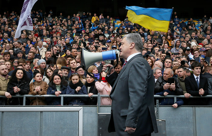 Порошенко и Зеленский подписали соглашение о дебатах на стадионе