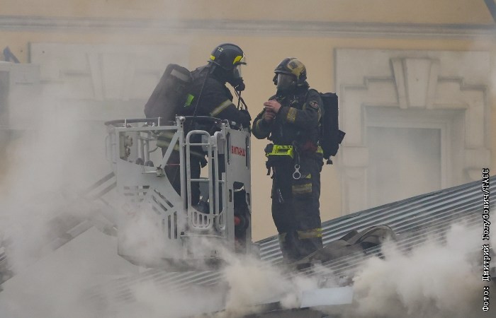 Пожарные потушили открытый огонь в здании на северо-востоке Москвы