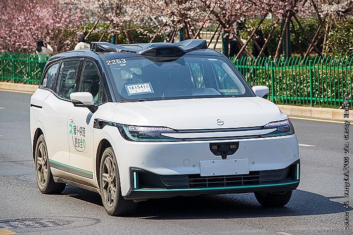 Роботакси Baidu из-за технической проблемы остановились посреди трасс в Ухане