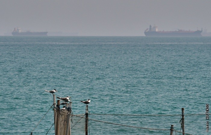Только 16 судов прошли в понедельник через Ормузский пролив