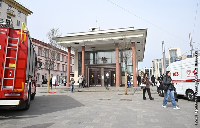 Пассажиров поезда на красной ветке метро в Москве эвакуировали из-за неисправности состава