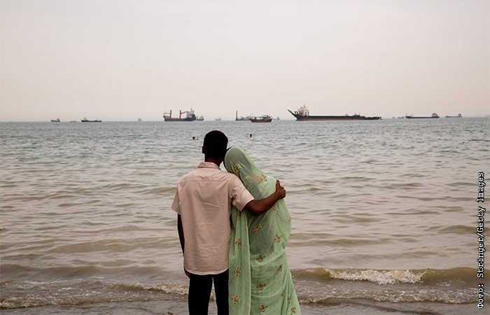 Bloomberg сообщил о почти остановившемся движении судов через Ормузский пролив