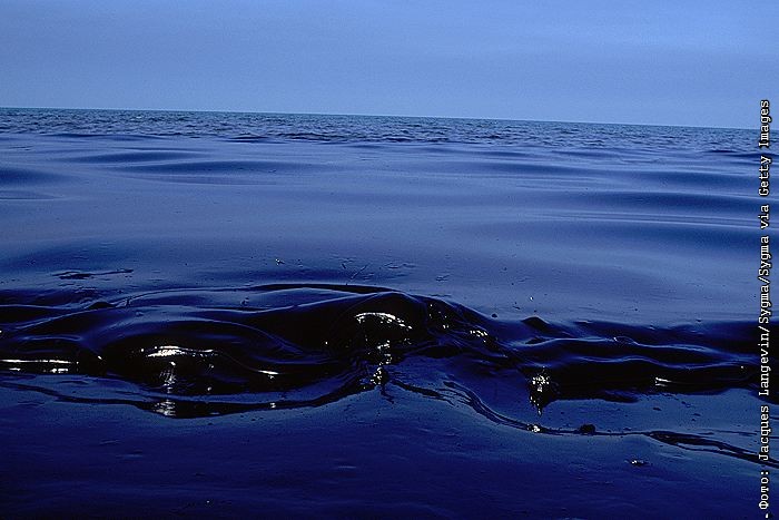 Более 2,5 тыс. кубометров нефтепродуктов убрали из реки и с побережья Туапсе