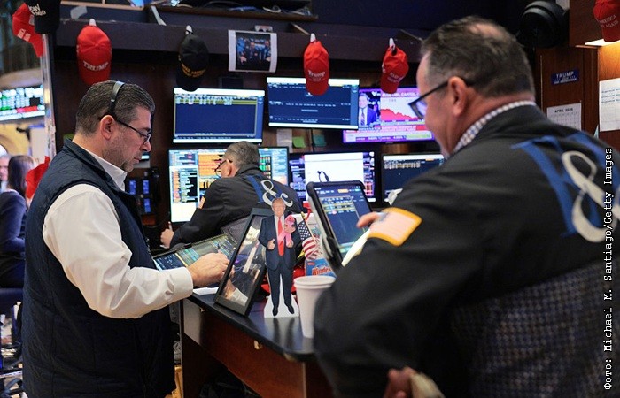 Индекс Dow Jones снизился в пятницу, S&P 500 и Nasdaq обновили рекордные максимумы