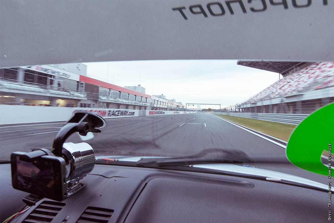 Пропустить изнутри. Знаки выхода в аэропорт. Турникет по карточке. Движение во дворе пдд. Тауэрский мост пешеходные галереи.